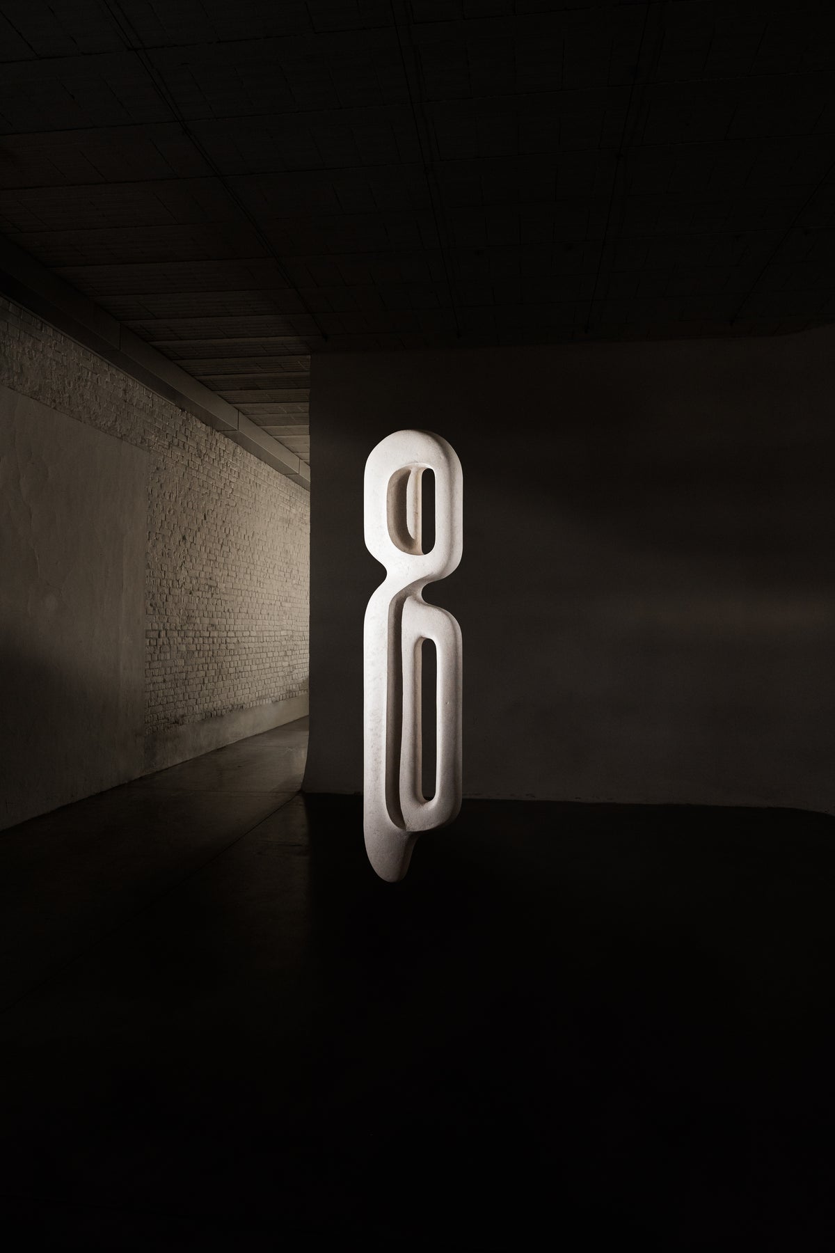 Escultura de parede Passante: peça da Monterraro cria profundidade visual com jogo de luz e sombra.