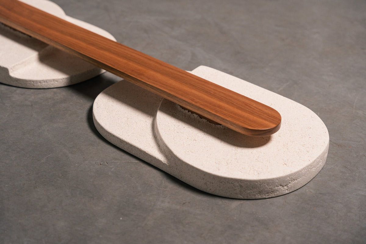 Elementos com texturas ajudam a criar pontos focais em parede de consultório.