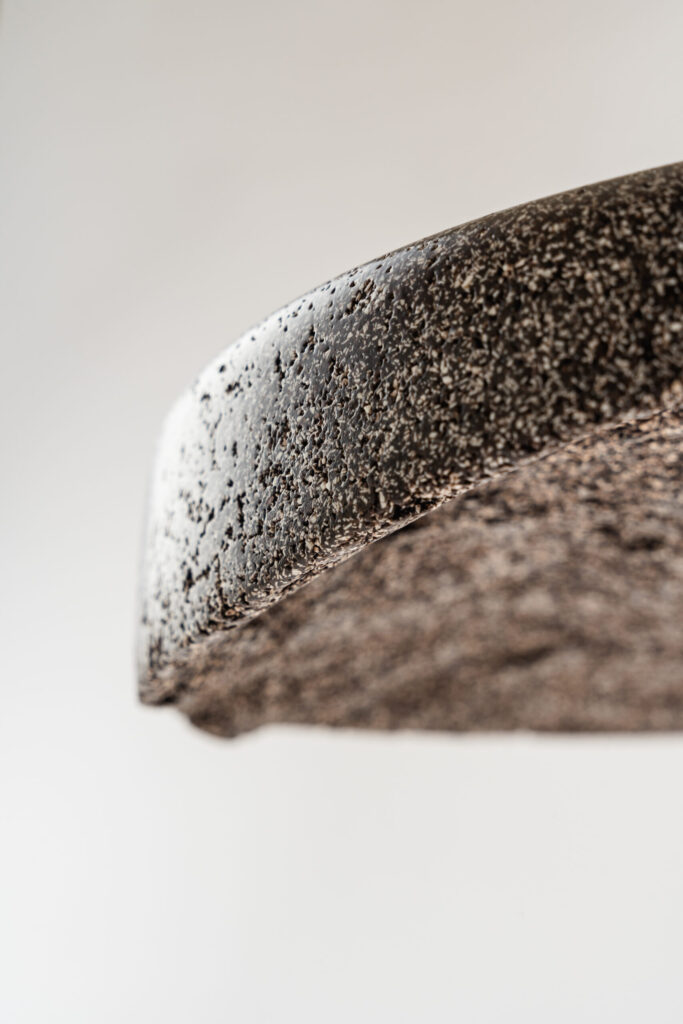 Destaque da textura da mesa Ciclos, da Monterraro